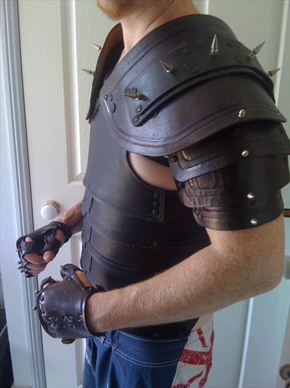 Wojownicy, Warriors - black_spiked_leather_armor_by_dragon8or-d5j2zi1.jpg