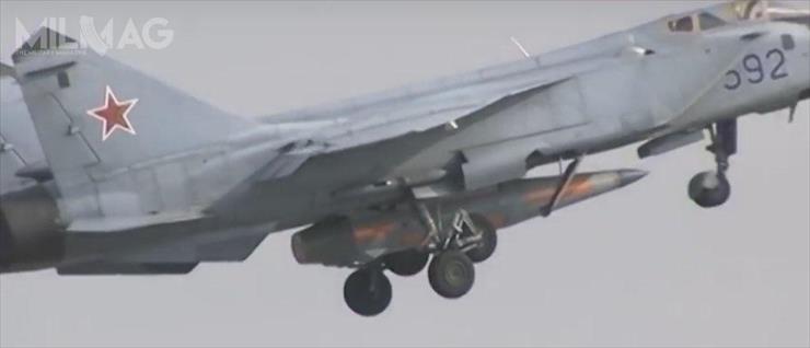 Kindżał Ch-47M2 K... - Nagranie wideo ukazuje znaczne rozmiary hiperson...ielem, ciężkim myśliwcem przechwytującym MiG-31B.jpg